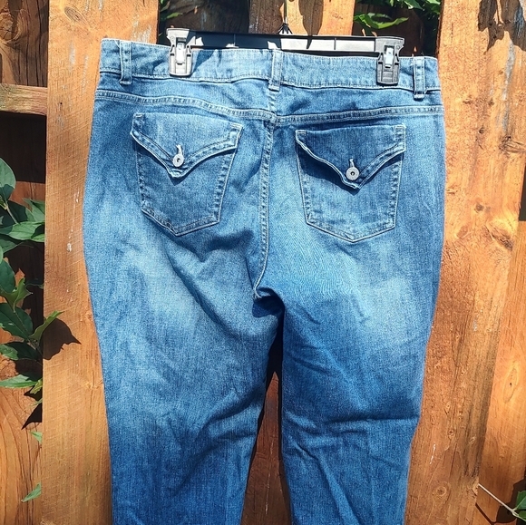 Simply Vera Wang Straight Size 14 Distressed Jeans! - Picture 10 of 14